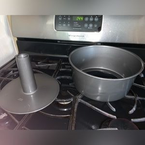Large Wilton Bundt cake pan for holiday baking bakeware